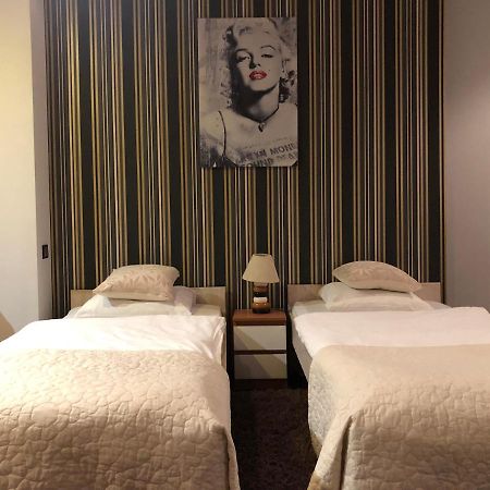 イェレニャ・グーラApartament Tiptonアパートメント エクステリア 写真