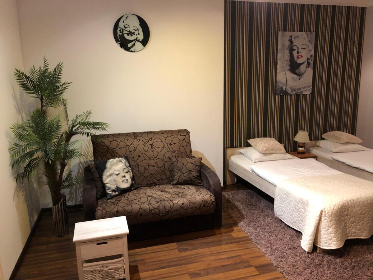 イェレニャ・グーラApartament Tiptonアパートメント エクステリア 写真