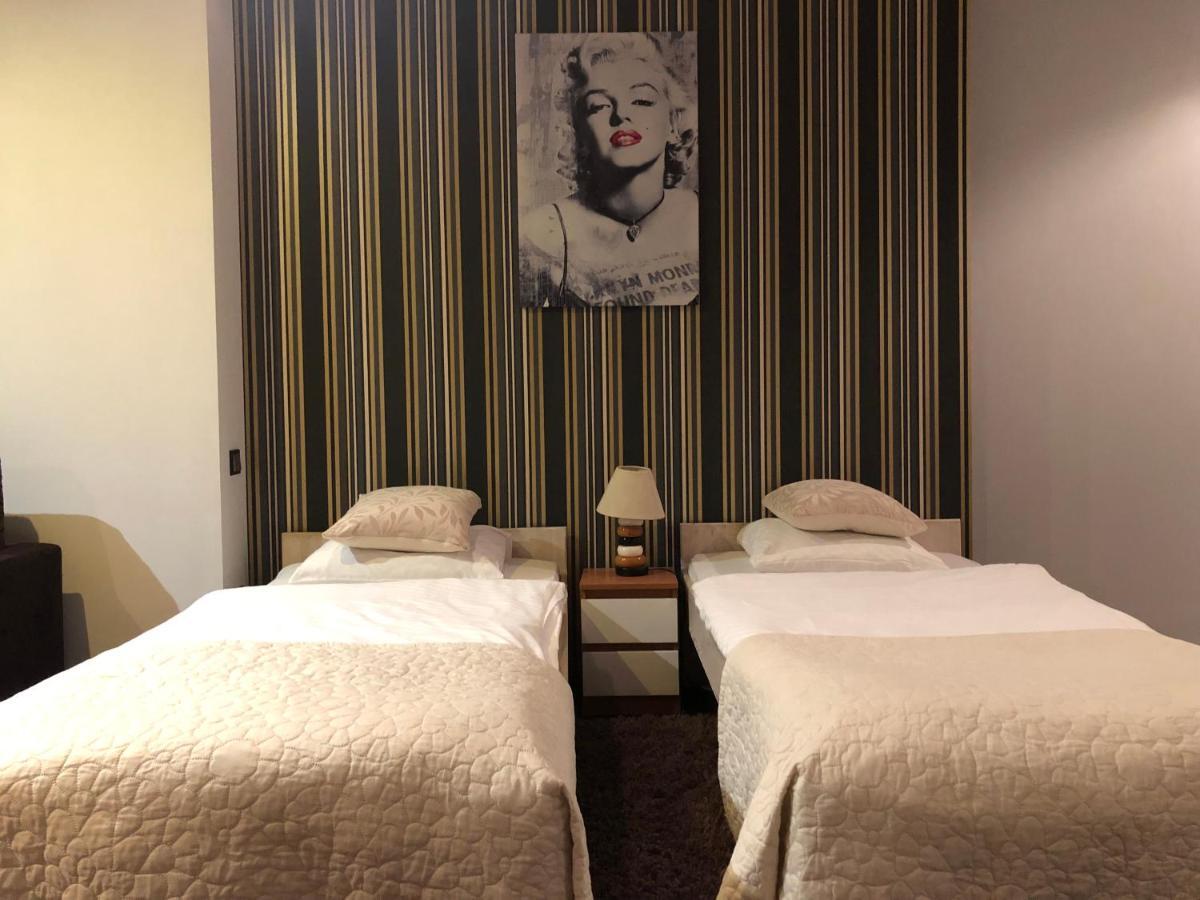 イェレニャ・グーラApartament Tiptonアパートメント エクステリア 写真